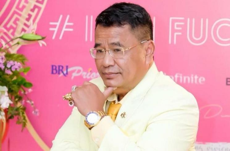 Selain pamer cincin berlian, ini 6 pose Hotman Paris yang ikonik