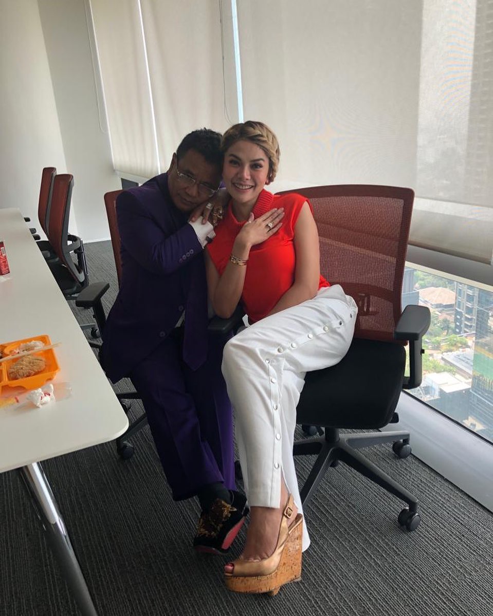 Selain pamer cincin berlian, ini 6 pose Hotman Paris yang ikonik