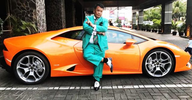 Selain pamer cincin berlian, ini 6 pose Hotman Paris yang ikonik