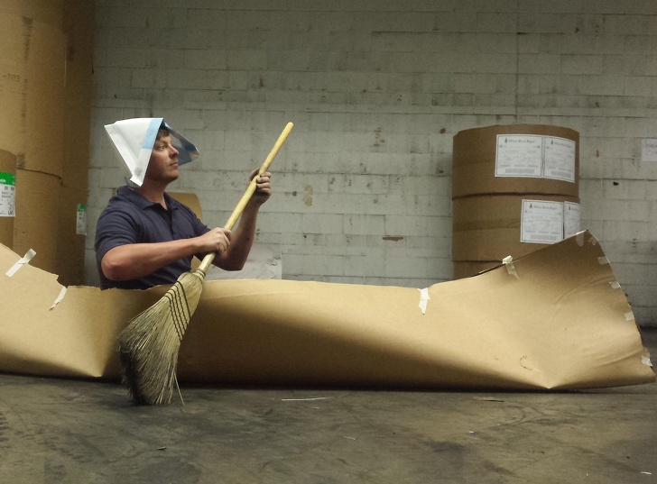 10 Kelakuan orang 'santuy' saat kerja, bikin geleng kepala