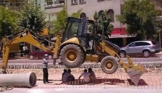 10 Kelakuan orang 'santuy' saat kerja, bikin geleng kepala