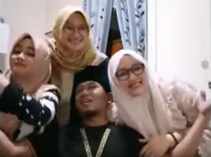 Viral Lora Fadil lip sync lagu 'Madu Tiga' bersama tiga istrinya