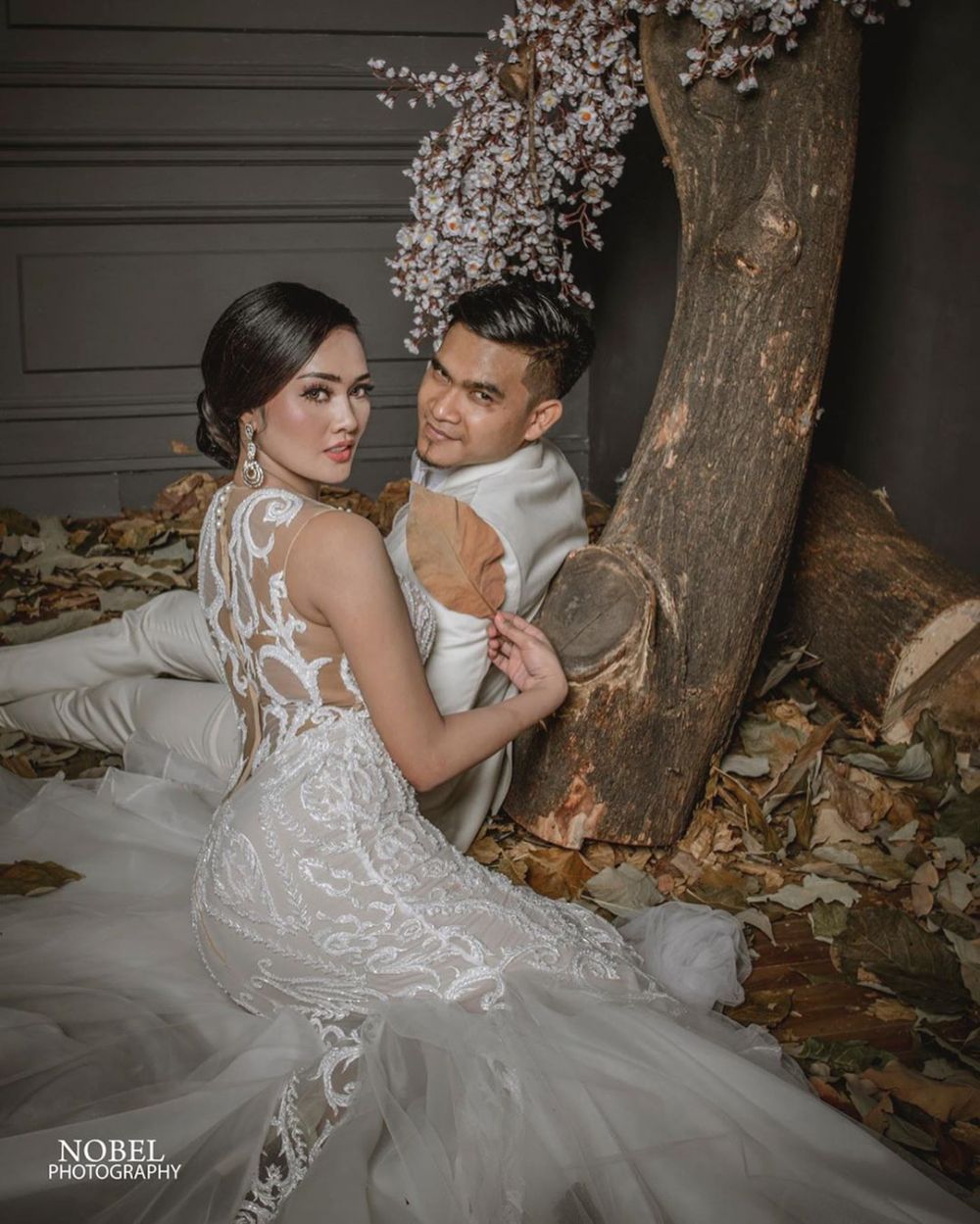 8 Potret prewedding Maell Lee & kekasih, celananya jadi sorotan