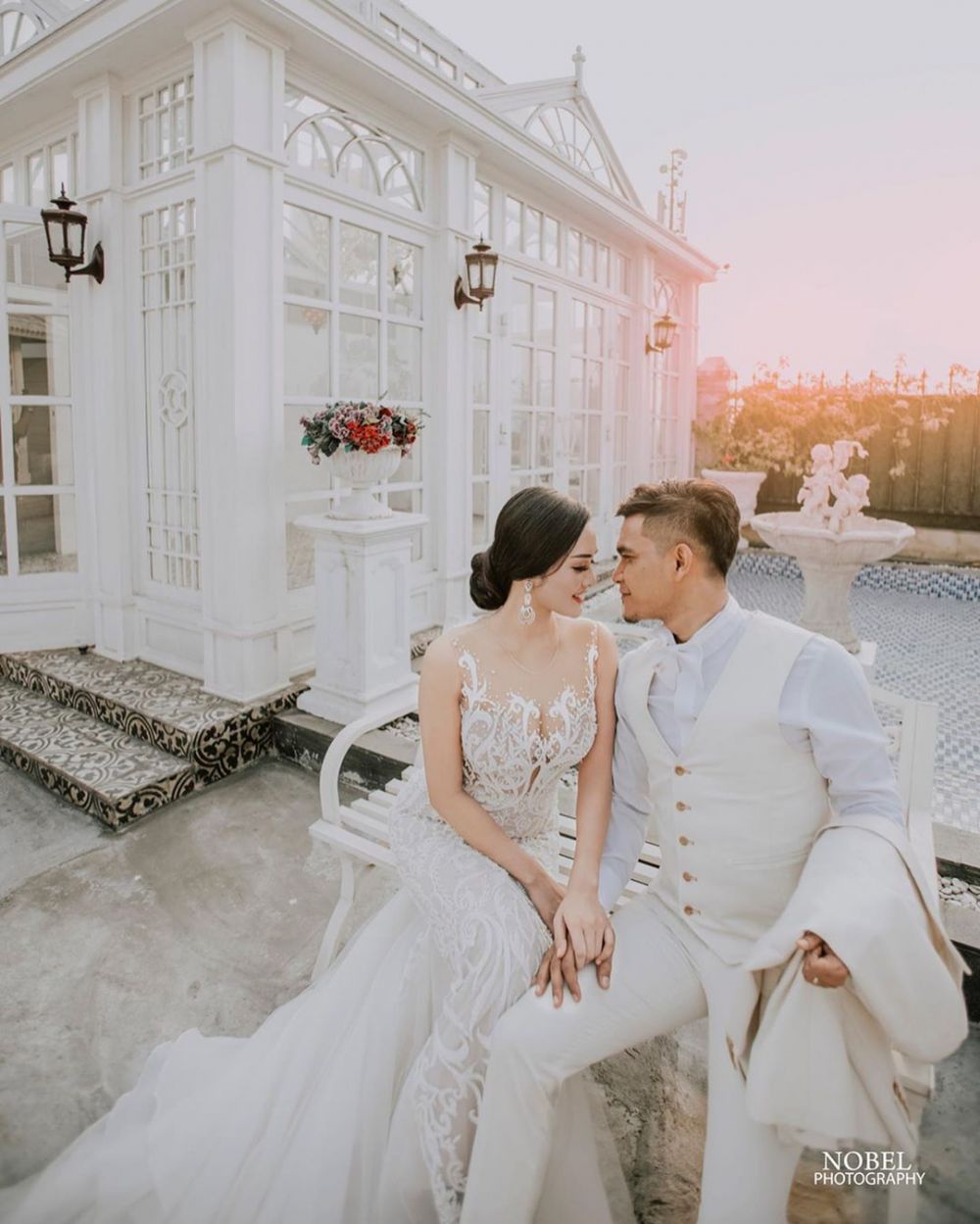 8 Potret prewedding Maell Lee & kekasih, celananya jadi sorotan