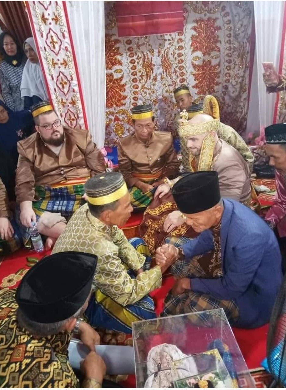 Viral pernikahan perempuan Bugis dan bule AS pakai baju adat