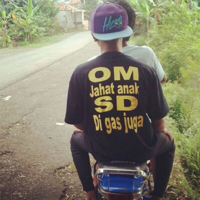 7 Potret desain gambar dan tulisan di kaus ini bikin geleng kepala