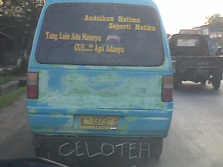 10 Kata-kata cinta di belakang angkot ini bikin geleng kepala