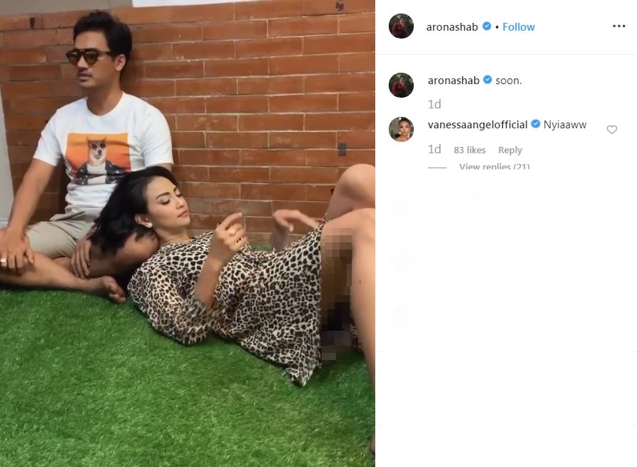 Unggah momen bareng mantan pacar, rok Vanessa Angel jadi sorotan
