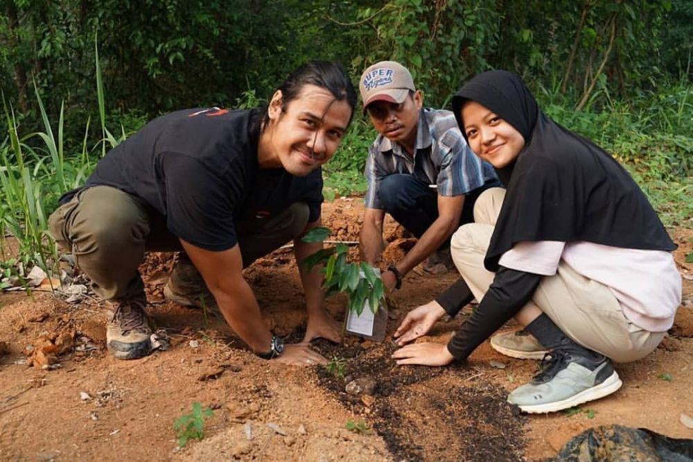 Peduli kebakaran hutan Jambi, Chicco Jerikho tanam pohon