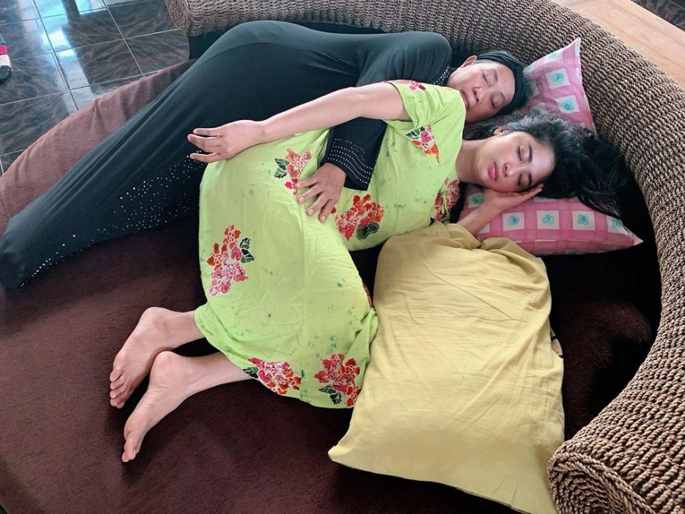 7 Gaya Dewi Perssik di rumah, simpel pakai daster & tanpa makeup