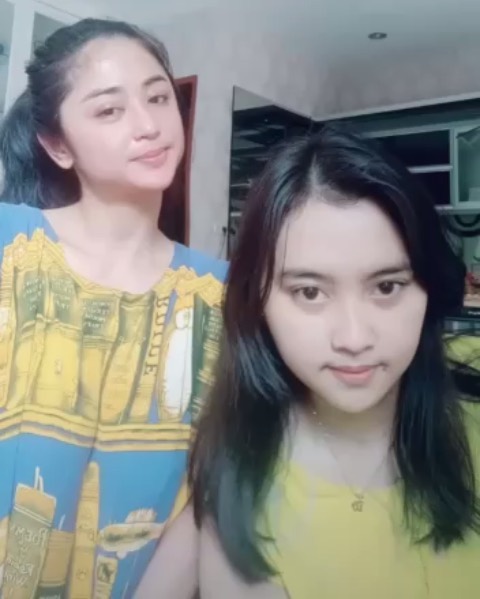 7 Gaya Dewi Perssik di rumah, simpel pakai daster & tanpa makeup