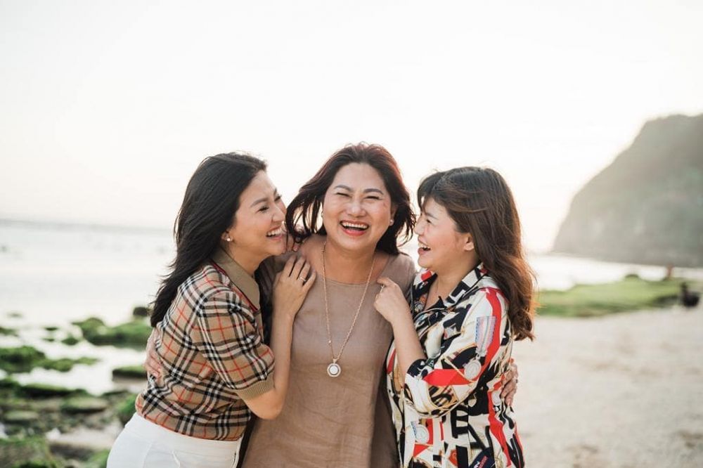 11 Potret kompak Sarwendah dan sang adik, sibling goals abis