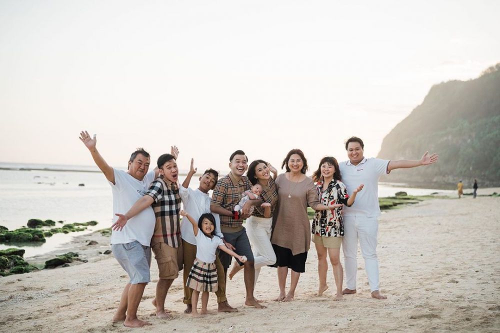 11 Potret kompak Sarwendah dan sang adik, sibling goals abis