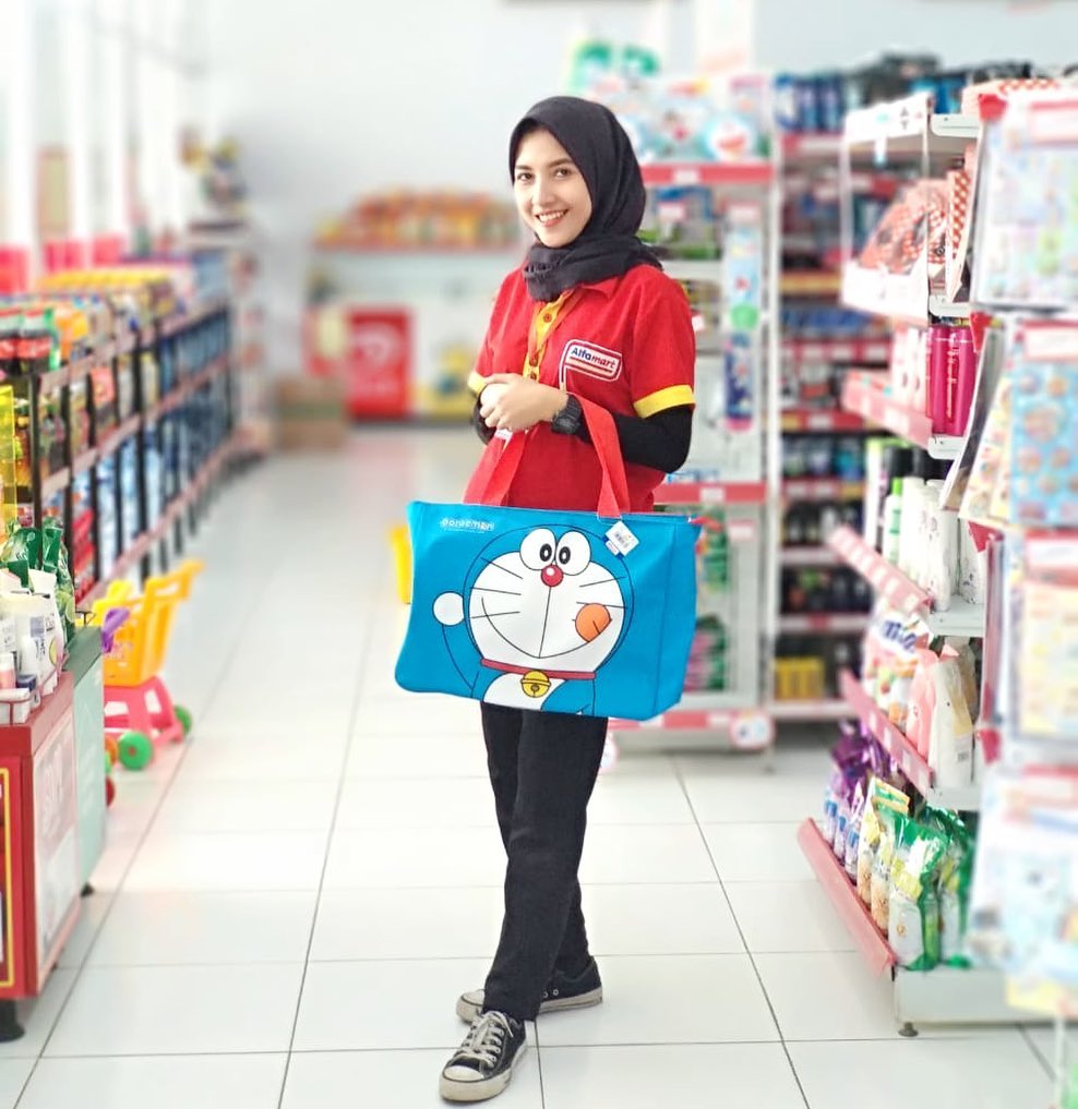 Ingat Erlina Bila petugas kasir cantik? Ini 10 potret terbarunya