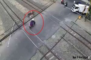 Emak-emak ini tabrak pintu perlintasan kereta api hingga copot