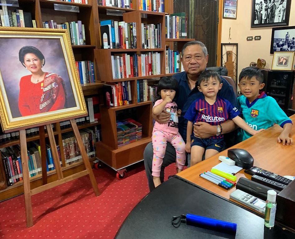 Aliya unggah foto SBY asuh 3 cucunya, ada pigura Ani Yudhoyono