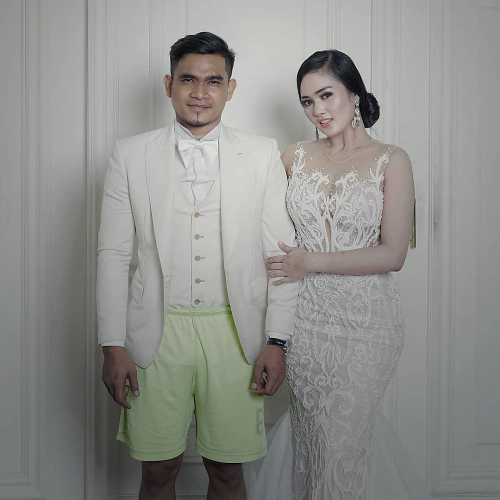 Gaya prewedding 5 seleb ini antimainstream, pakai celana pendek