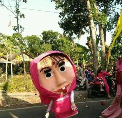 10 Penampakan patung pawai absurd ini bikin tepuk jidat