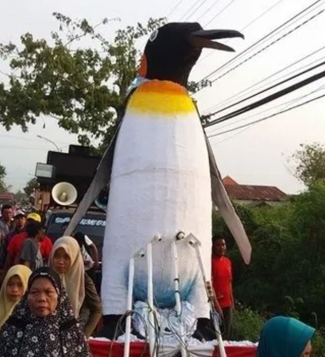 10 Penampakan patung pawai absurd ini bikin tepuk jidat