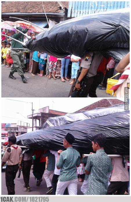 10 Penampakan patung pawai absurd ini bikin tepuk jidat