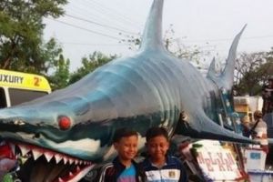 10 Penampakan patung pawai absurd ini bikin tepuk jidat