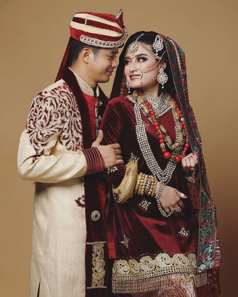 8 Gaya pemotretan Adly Fairuz & Angbeen Rishi, bak pengantin