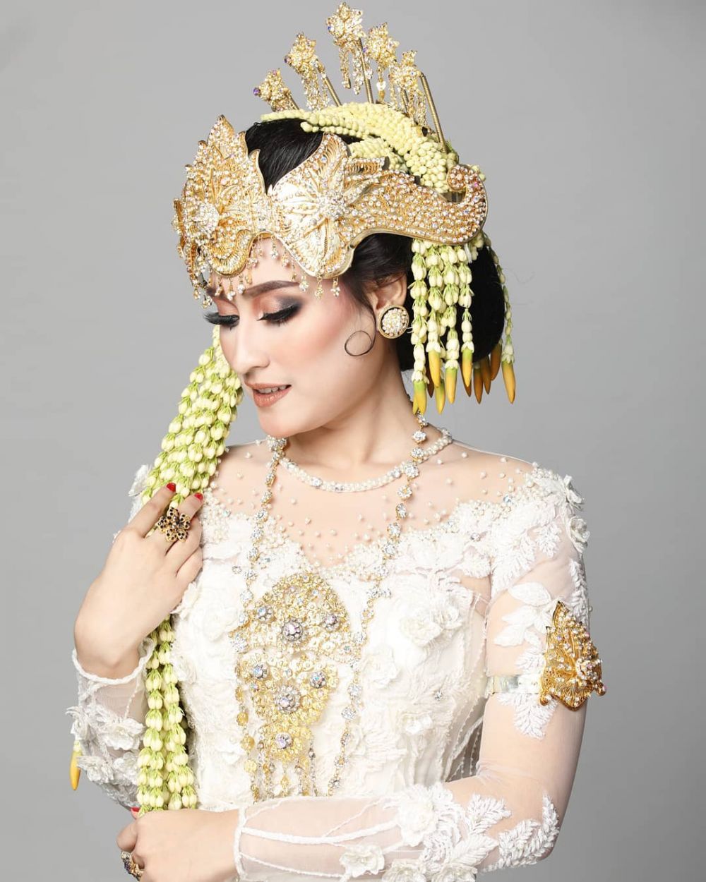 8 Gaya pemotretan Adly Fairuz & Angbeen Rishi, bak pengantin