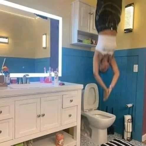 10 Potret absurd di kamar mandi ini bikin geleng kepala