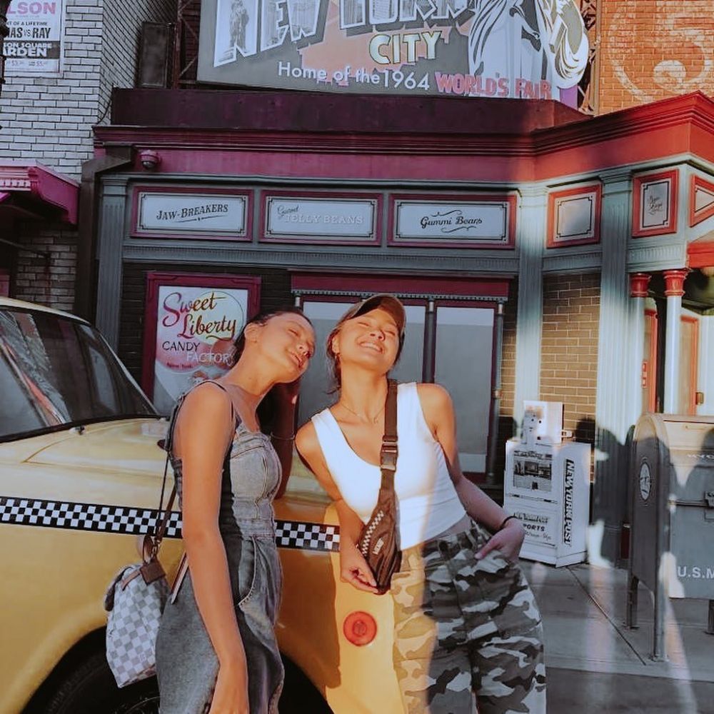 10 Potret kedekatan Amanda Rawles dan Caitlin Halderman