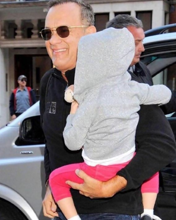 Momen hangat 12 aktor Hollywood lagi main sama cucunya