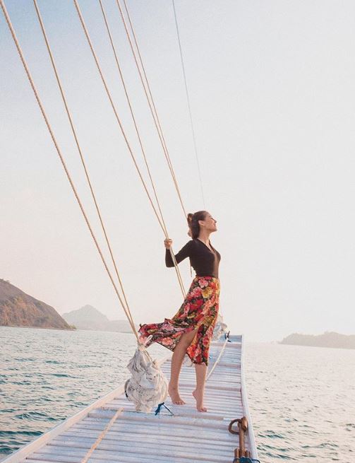 10 Pose berani Awkarin liburan di Nusa Tenggara, banjir pujian