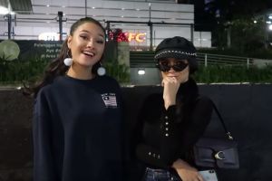 8 Potret Caitlin Halderman nyamar jadi Ariana Grande, mirip banget