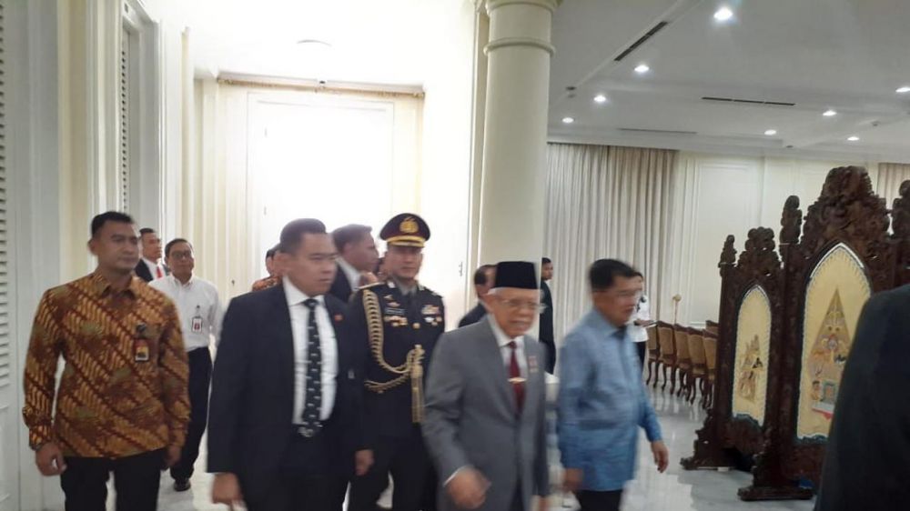 Gaya Ma'ruf Amin tampil tanpa sarung saat hari pertama kerja