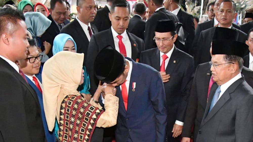 Momen Jokowi salam dan cium ibunda usai dilantik jadi Presiden