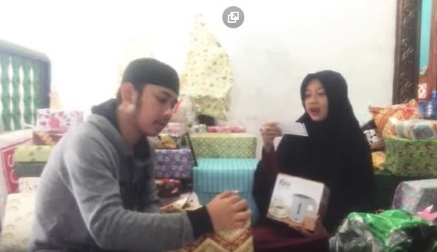 10 Momen Ega & Rafly D'Academy buka kado nikah, penuh kejutan