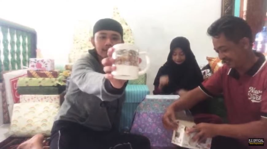 10 Momen Ega & Rafly D'Academy buka kado nikah, penuh kejutan