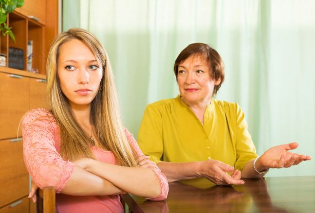 10 Kebiasaan anak saat dewasa yang bisa menyakiti orangtua