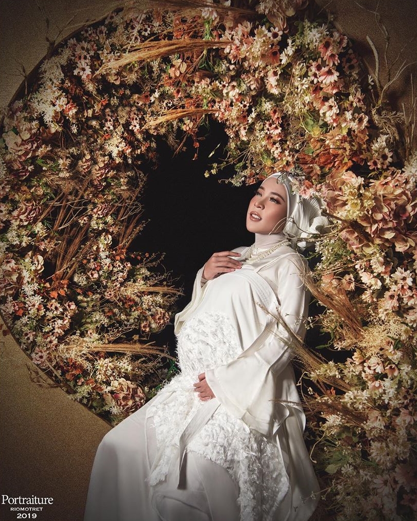 8 Gaya foto maternity Fitri Tropica ini kalem abis