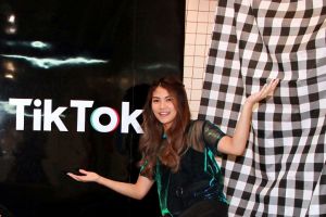 Guru TK ini jadi bintang TikTok, rekaman bareng Kotak deh