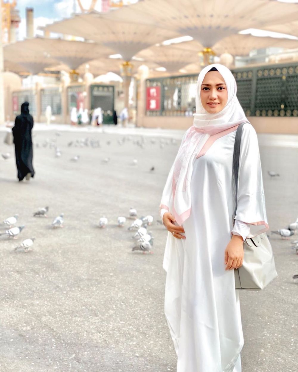 10 Momen Yulita MasterChef umrah saat hamil, gaya curi perhatian