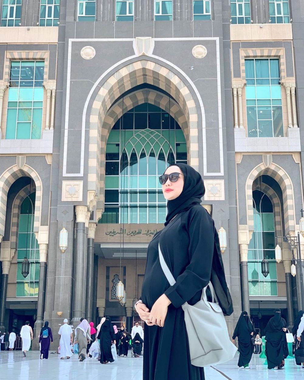 10 Momen Yulita MasterChef umrah saat hamil, gaya curi perhatian