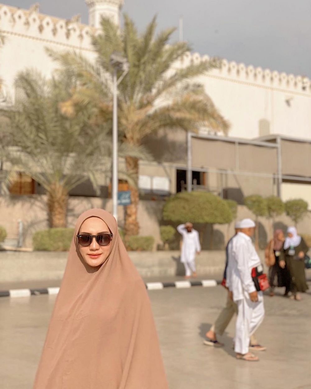 10 Momen Yulita MasterChef umrah saat hamil, gaya curi perhatian