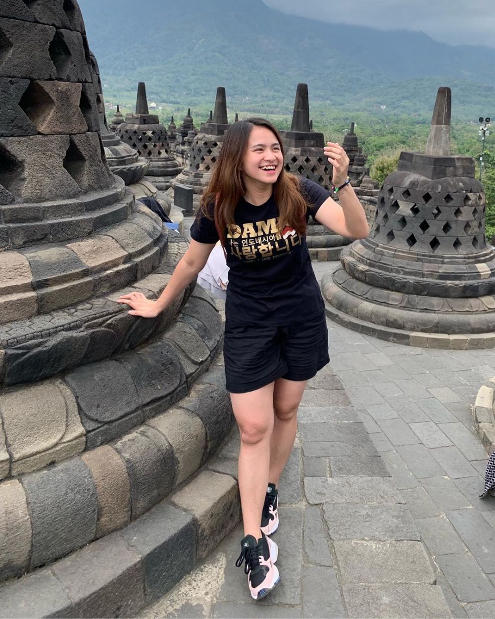 10 Gaya simpel pebulutangkis Melati Daeva di luar lapangan