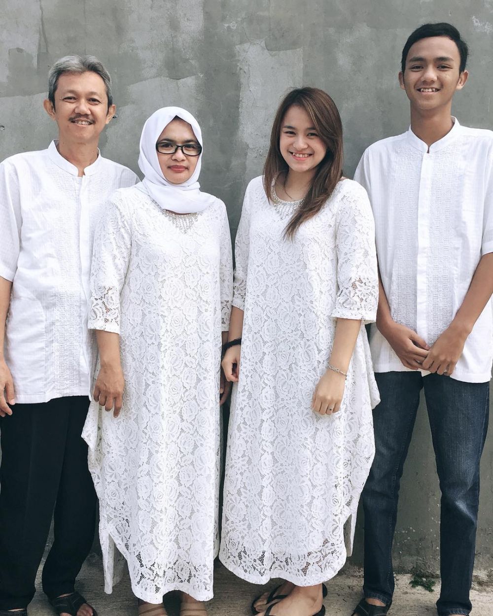 10 Gaya simpel pebulutangkis Melati Daeva di luar lapangan