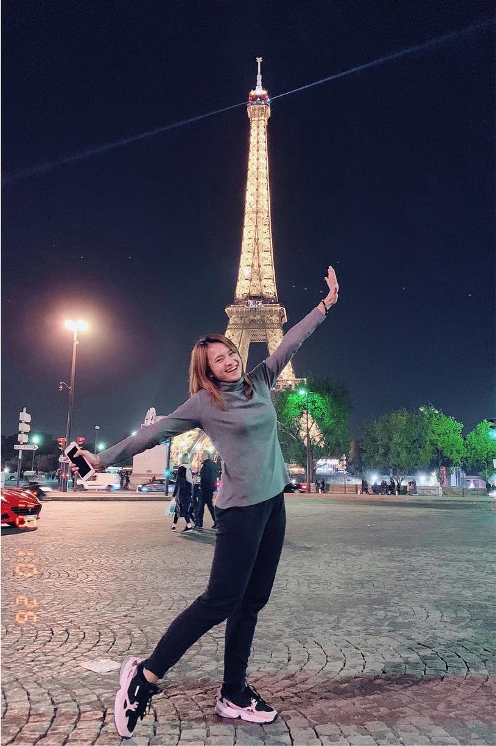 10 Gaya simpel pebulutangkis Melati Daeva di luar lapangan