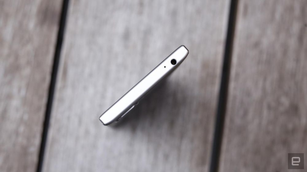 Cara bersihkan colokan headphone di smartphone, mudah & ampuh