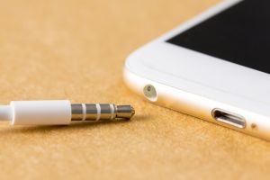 Cara bersihkan colokan headphone di smartphone, mudah & ampuh