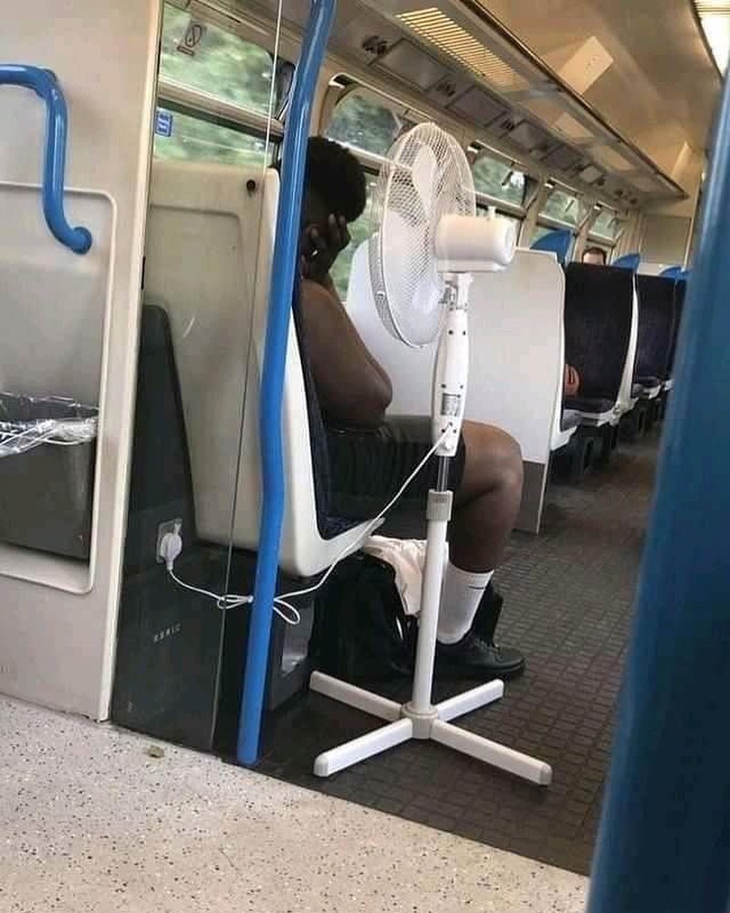 10 Life hack naik transportasi umum ini bikin tepuk jidat