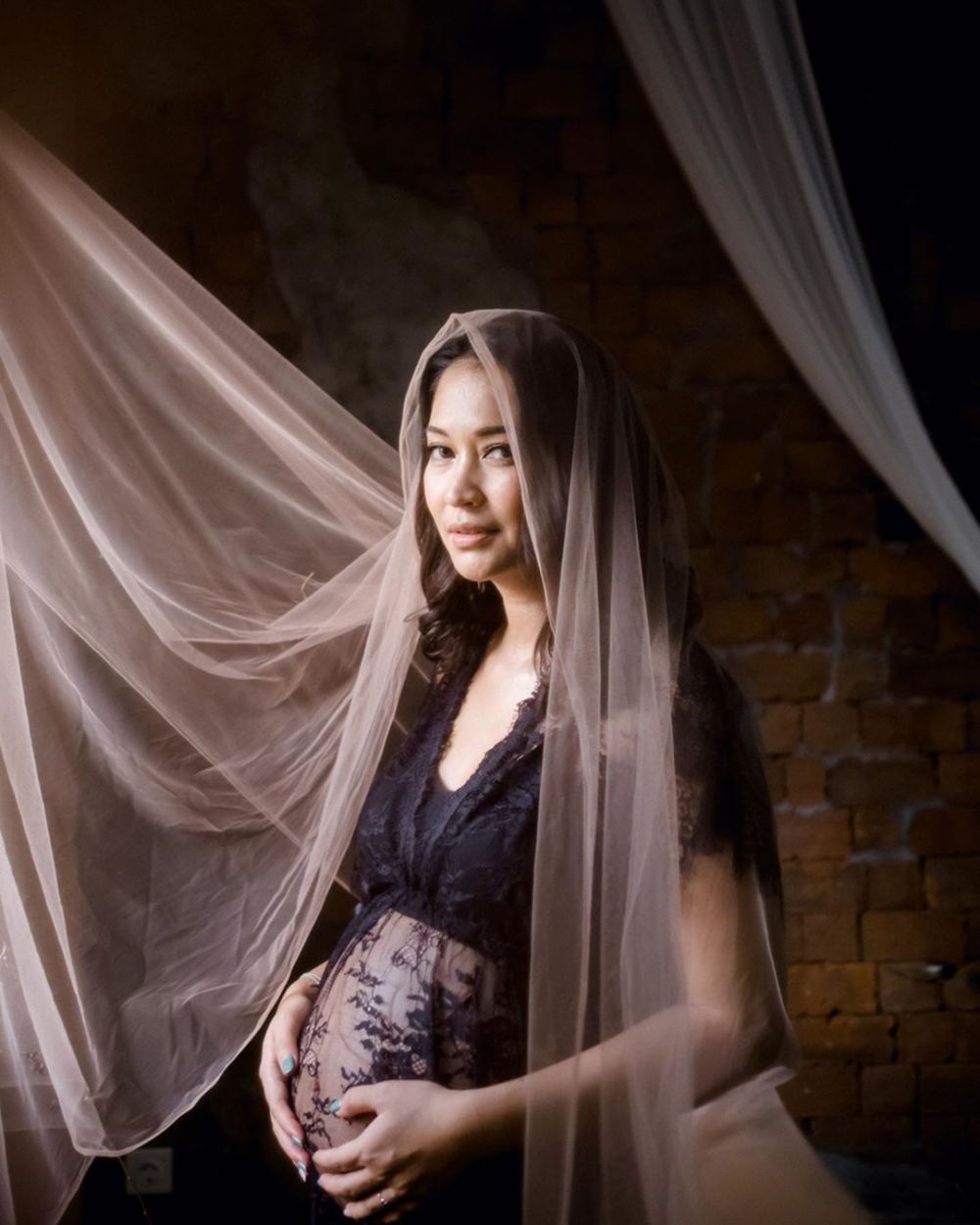7 Potret maternity Anneke Jodi, sederhana dan elegan