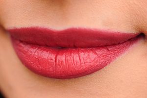4 Manfaat minyak zaitun untuk bibir serta cara pemakaiannya